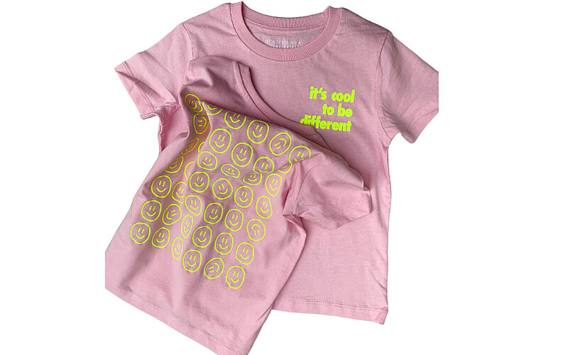 It s cool to be different  T-Shirt