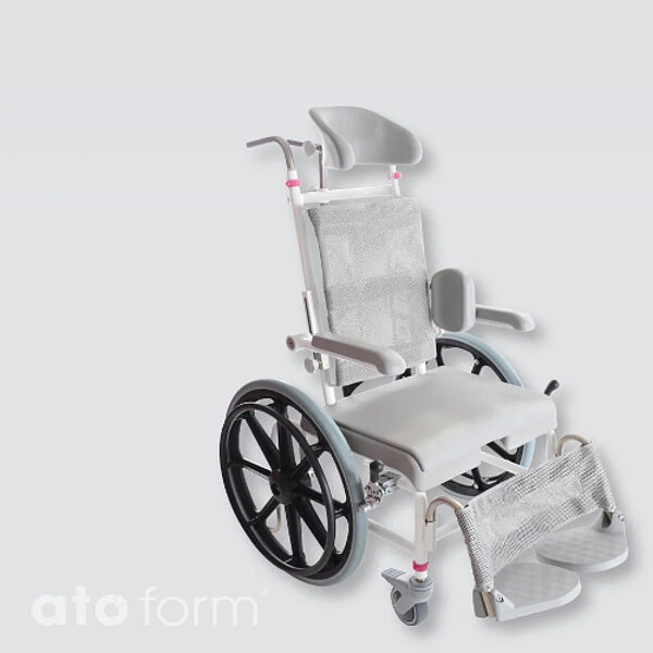 m2-mini-Selbstfahrer-Dusch- Toilettenstuhl-FiNifuchs