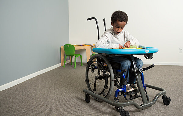 MAT Kindertisch Kinder mit Behinderung Glabal Carehab FiNiFuchs