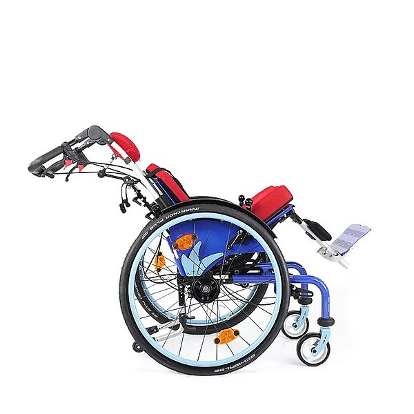 Kantelrollstuhl-MioMove-257165-Koenigsblau-Effekt-03.jpeg