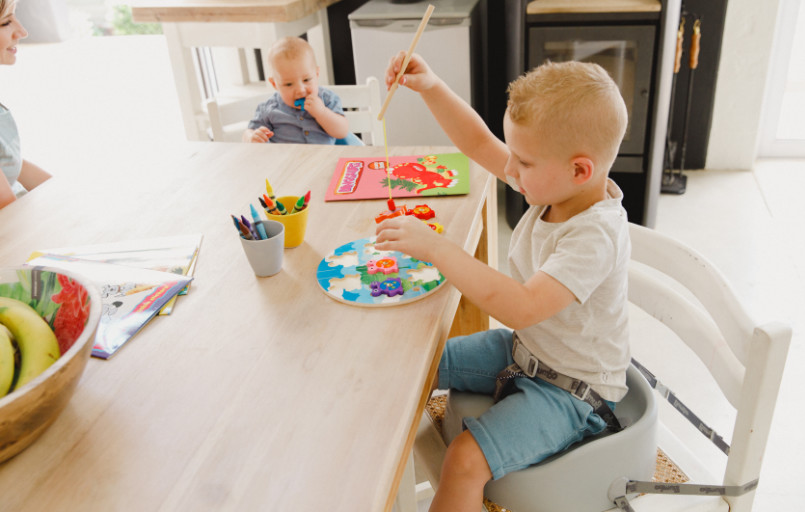 Sitzhilfe Kinder Behinderung Bumbo booster seat FiNiFuchs Sitze unterwegs